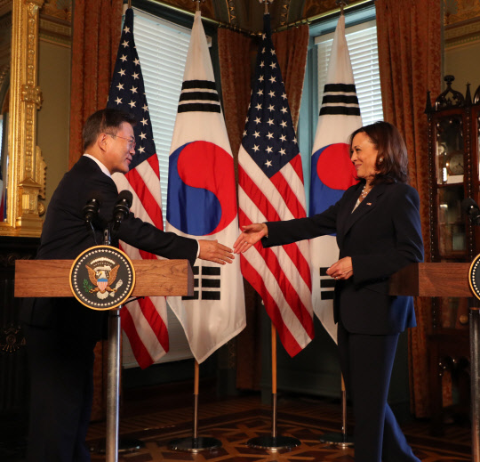 미국을 방문중인 문재인 대통령이 21일 오전(현지시간) 워싱턴 아이젠하워 행정동에서 카멀라 해리스 미국 부통령과 악수하고 있다. <워싱턴=연합뉴스>